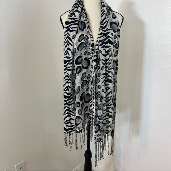 Womens Lightweight Long Scarf Wrap Black White Animal Print 70”x 22” - Picture 3 of 5